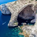 A Magnificent Sunny Seafront - Happy Apartman Sliema