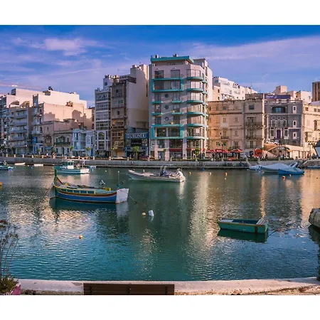 A Magnificent Sunny Seafront - Happy דירה