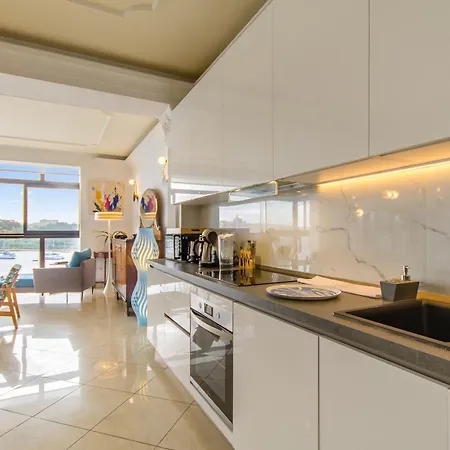 Magnificent Sunny Seafront - Happy Apartment Sliema