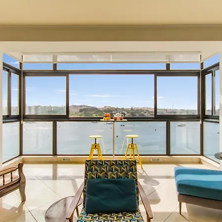 아파트 A Magnificent Sunny Seafront - Happy 슬리에마