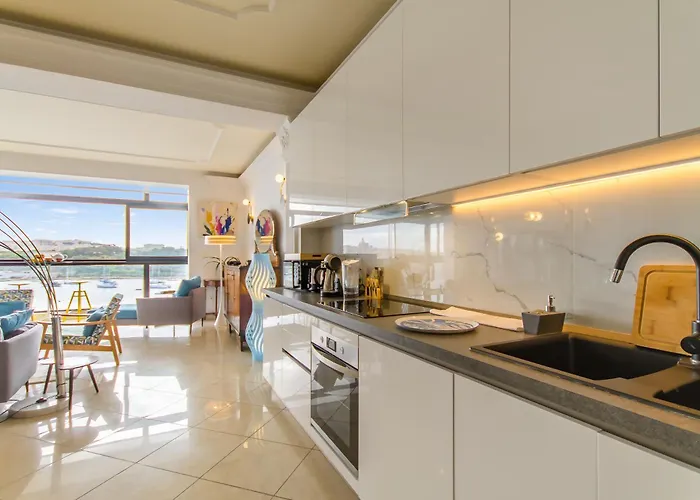 A Magnificent Sunny Seafront - Happy Apartment Sliema