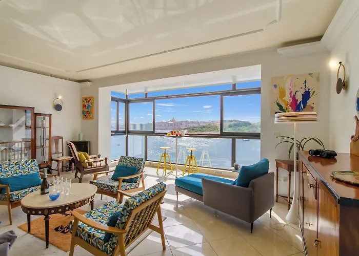 A Magnificent Sunny Seafront - Happy Apartment Sliema